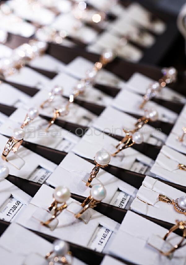 珍珠與黃金的優(yōu)雅邂逅 零售珠寶店的融合魅力