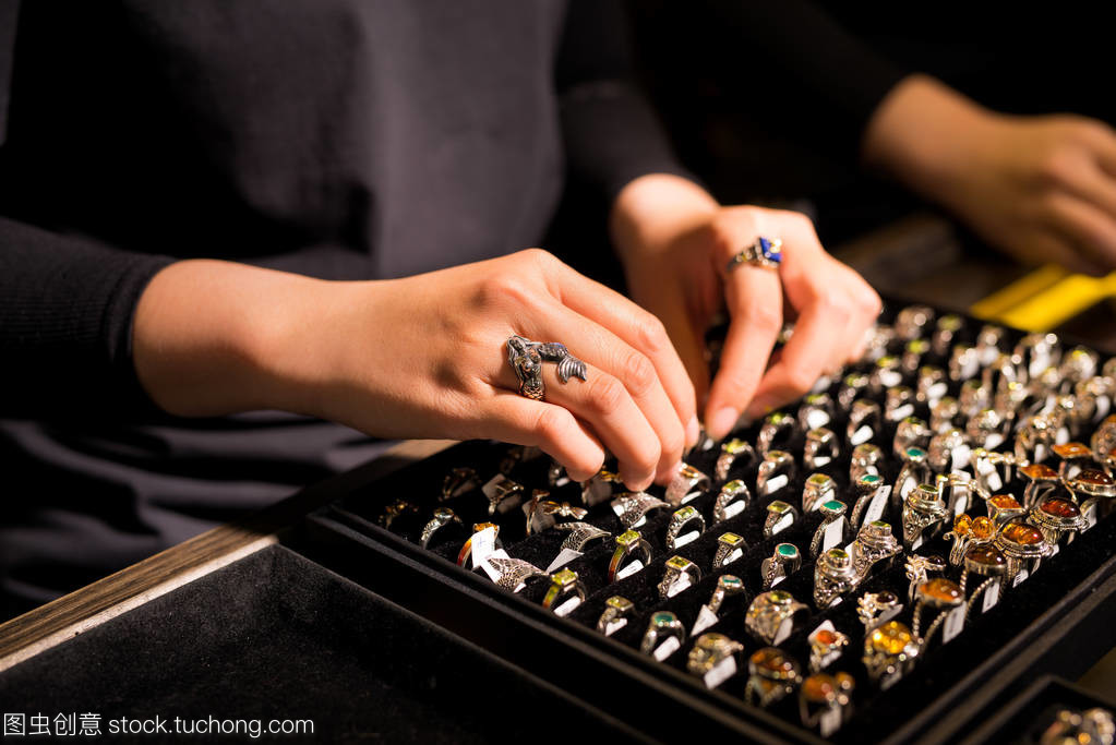 光影交織的藝術(shù) 帶環(huán)珠寶首飾店零售陳列柜的陳列美學