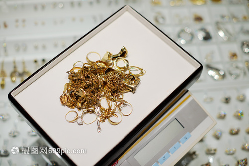 室內(nèi)珠寶店 從創(chuàng)意到璀璨——小生意中的珠寶首飾零售經(jīng)營指南